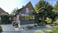 beispiel hausansicht (ki) - Sanierungsprojekt mit Vision! Gestalten Sie Ihr Wunschzuhause in Seevetal-Meckelfeld