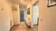 flur - Modernisierte 2-Zimmer-Wohnung mit Loggia & Garage und Aufzug zentral in Meckelfeld