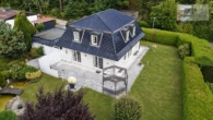 hausansicht süden drohne - Repräsentatives Viebrockhaus mit Mansarddach, Doppelcarport & Wohlfühl-Garten in Seevetal-Horst