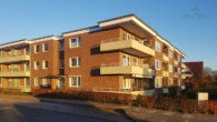 außenansicht seite - Im Herzen von Fleestedt und gut vermietet! 4-Zimmer Wohnung mit 2 Tiefgaragenplätzen