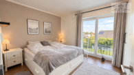 schlafzimmer - Über den Dächern von Stelle – moderne 3-Zimmer-Wohnung mit Weitblick bis Hamburg