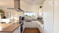 küche - Über den Dächern von Stelle – moderne 3-Zimmer-Wohnung mit Weitblick bis Hamburg