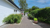 weg zum hauseingang - Weite, Ruhe & Design: Moderner Winkelbungalow in Rosengarten mit Kamin, Gartenidylle & Hamburg-Nähe