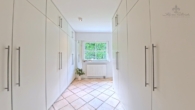 flur mit einbauschränken - Weite, Ruhe & Design: Moderner Winkelbungalow in Rosengarten mit Kamin, Gartenidylle & Hamburg-Nähe