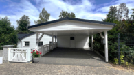 carport - Weite, Ruhe & Design: Moderner Winkelbungalow in Rosengarten mit Kamin, Gartenidylle & Hamburg-Nähe