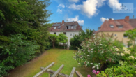 blick vom garten aufs haus - Der frühe Vogel pickt den Wurm