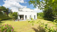 hausansicht südwest garten - Rosengarten Ehestorf! Architekten Villa vor Hamburg in Hanglage mit Spa-Flair & Dachterrasse