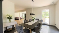 essbereich mit terrassenzugang - Rosengarten Ehestorf! Architekten Villa vor Hamburg in Hanglage mit Spa-Flair & Dachterrasse