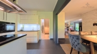 blick aus der küche - Rosengarten Ehestorf! Architekten Villa vor Hamburg in Hanglage mit Spa-Flair & Dachterrasse