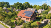 hausansicht - Niedrige Energiekosten & Echtholz-Charme: Massives Finnland-Holzhaus mit PV