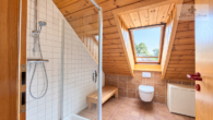 duschbad2 og - Niedrige Energiekosten & Echtholz-Charme: Massives Finnland-Holzhaus mit PV