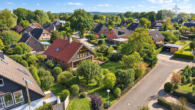 hausansicht drohne - Niedrige Energiekosten & Echtholz-Charme: Massives Finnland-Holzhaus mit PV