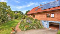 garage - Niedrige Energiekosten & Echtholz-Charme: Massives Finnland-Holzhaus mit PV